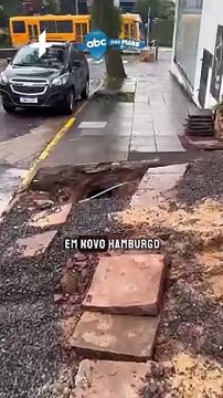 ABC nas ruas: É um perigo isso aqui : Erosão forma cratera em rua de Novo Hamburgo
