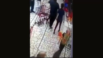 Idosa é presa por dar tapa na bunda de funcionária de supermercado em São Vicente; VÍDEO
