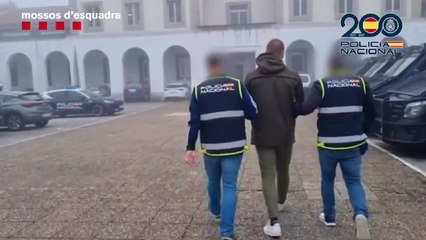 Momento de la detención de los implicados en los enfrentamientos entre los aficionados del Espanyol y el Oviedo.