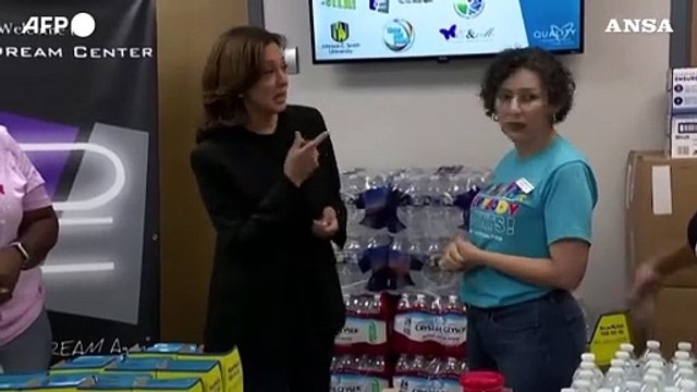 Usa, Kamala Harris visita le aree della Carolina del Nord colpite dall'uragano Helene