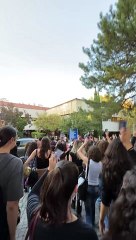 Tải video: Üniversitelilerin ‘kadın cinayetleri’ protestoları sürüyor: ‘Öfkeni diri, başını dik, kız kardeşinin elini sıkı tut’