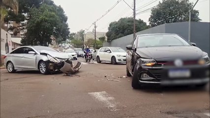 Virtus e Sonata se envolvem em acidente na Rua Rio de Janeiro