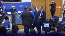 Giovane contestatore si lancia contro Orban al Parlamento Europeo, fermato dalla scorta