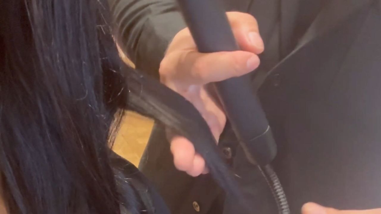 Salesperson styles girl's hair into long-lasting curls that can't be messed with