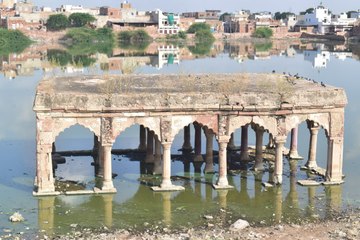 बेफिक्र सोते प्रशासनिक जिममेदारों के बीच टुकड़ों में बंट कर पानी में डूब रहा इतिहास