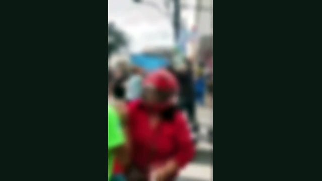 Homens param o trânsito do centro de São Vicente com luta corporal e caso repercurte nas redes sociais; VÍDEO