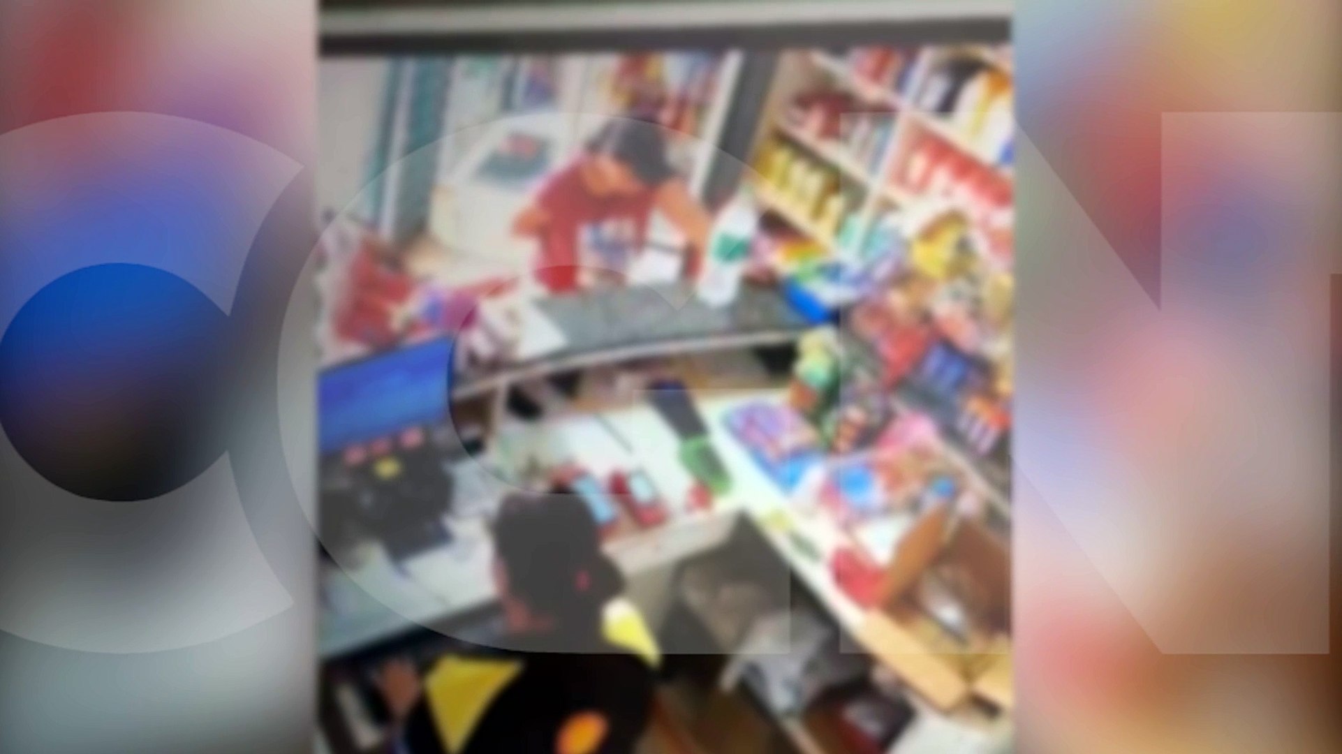 Mulher é flagrada fazendo compras com cartão furtado