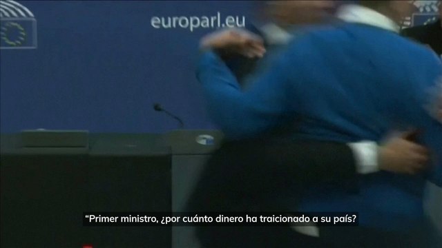 Un manifestante irrumpe durante la intervención del primer ministro húngaro, Viktor Orbán