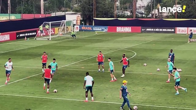 Seleção faz treino em campo reduzido antes do jogo com o Chile