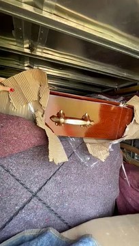 PRF encontra garrafas de vinho importadas ilegalmente sendo transportadas em caixões