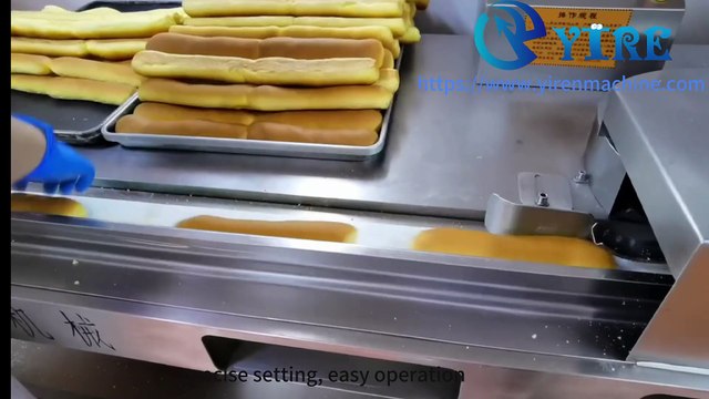 胡萝卜棒面包切割夹心机Carrot stick bread cutting and clamping machine.