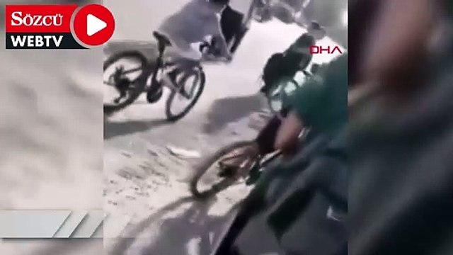 Okul çıkışı 'torpil' patlatan çocuklara saldırdı; o anlar kamerada