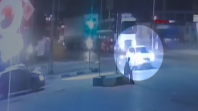 Kırmızı ışıkta geçen yaya, otomobilin çarpmasıyla öldü; kaza kamerada