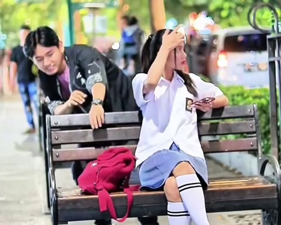 steals girl's bag prank camera kızın çantasını çalıyor kamera şakası