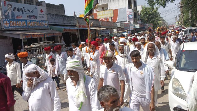 2100 महिलाएं मंगल कलश लेकर भजन गाते एवं नृत्य करते हुए चली, देखें वीडियो