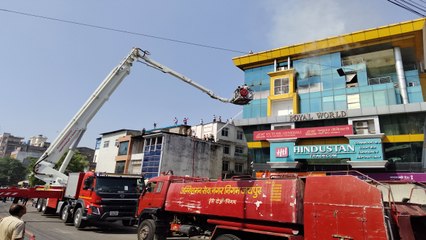 Tải video: जयपुर: आग की लपटों से घिरा रॉयल वर्ल्ड मॉल, दहशत में आए लोग, वीडियो में देखें खौफनाक मंजर