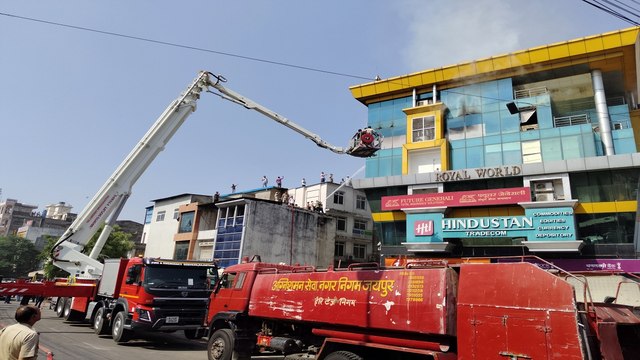 जयपुर: आग की लपटों से घिरा रॉयल वर्ल्ड मॉल, दहशत में आए लोग, वीडियो में देखें खौफनाक मंजर