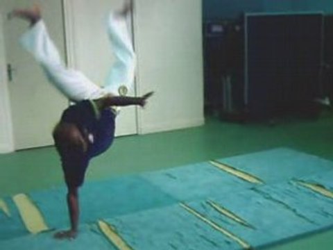 CAPOEIRA SENZALA - DAMMARIE ACROBATIC 2