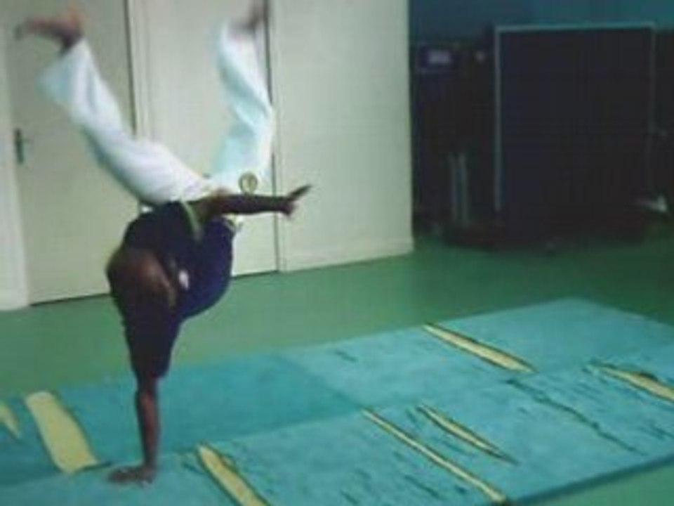 CAPOEIRA SENZALA - DAMMARIE  ACROBATIC 2