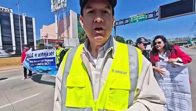 #AlMomento Tenemos ya más de un año exigiendo los recursos, casi mil millones de pesos para pagarnos , señala el Capitán Maurio Morales, empleado de Interjet, quien encabeza un bloqueo sobre Circuito Interior, en el acceso a la Terminal 1 del #AICM