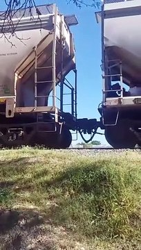 Migrantes en el tren La Bestia reciben ayuda humanitaria en su viaje hacia el norte para llegar a USA #Shorts