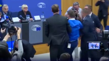 Macar aktivist, Avrupa Parlamentosu’nda konuşan Macaristan Başbakanı Orban’a para fırlattı