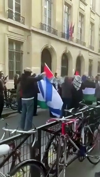 Sciences Po Paris: Regardez ce jeune homme seul qui brandit courageusement le drapeau israélien face à la foule de pro-palestiniens qui tente de bloquer l'école - VIDEO