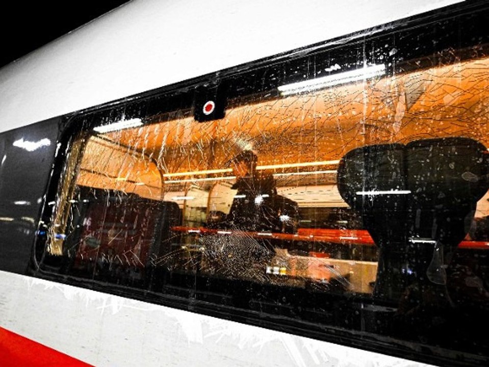 Löcher im Fenster! Unbekannter schießt auf ICE