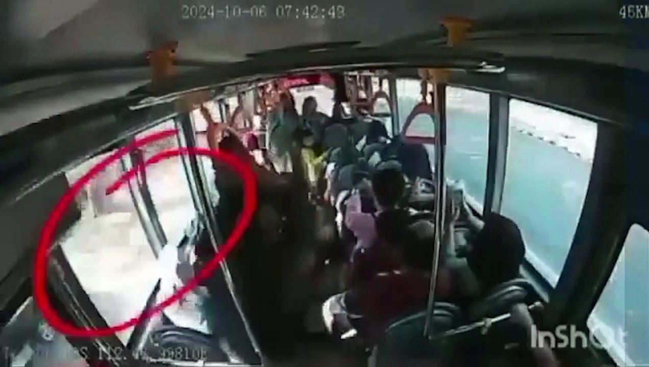 BELUM GENAP SEMINGGU BEROPASI, BUS TRANS JATIM KORIDOR V DILEMPARI BATU DI SURAMADU