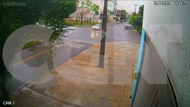 Vídeo: Carro atravessa preferencial e motociclista sofre queda para evitar colisão