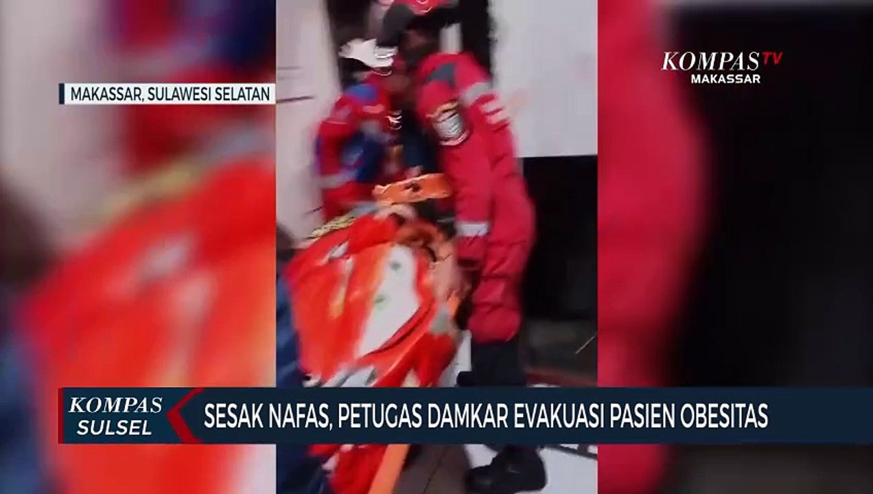 Sesak Nafas, Petugas Damkar Evakuasi Pasien Obesitas