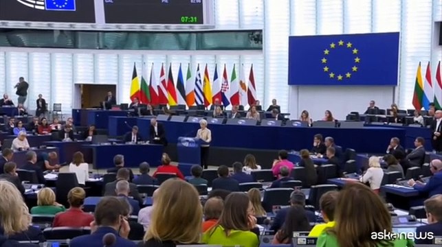 Fischi e applausi a Strasburgo, ? scontro tra Orban e Von Der Leyen