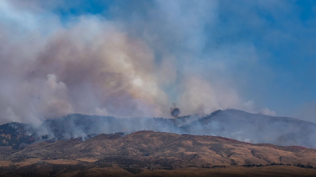 Timelapse shows massive smoke plumes from ongoing wildfire engulfing Boise Valley