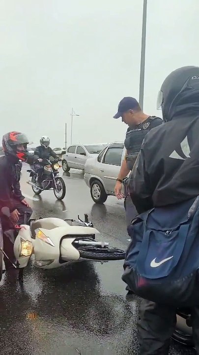 Batida entre motociclistas em Florianópolis