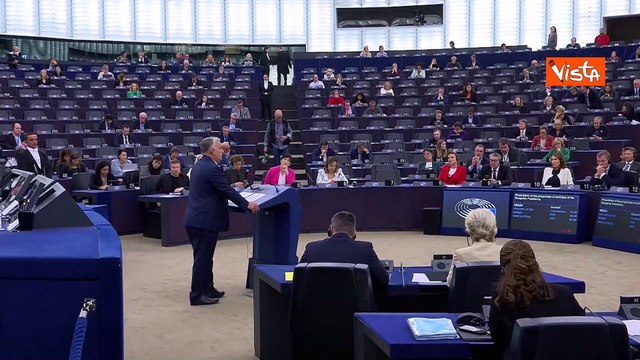 Orban: Da clandestini antisemitismo e violenza su donne . Applausi e fischi in Aula a Strasburgo