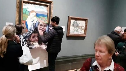 Ativistas pró-Gaza 'atacam' quadro de Picasso e derramam tinta vermelha