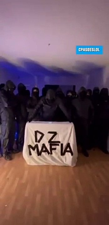 Regardez cette vidéo totalement surréaliste sur les réseaux sociaux où une dizaine d’hommes en noir, se revendiquant du cartel de la drogue  marseillais "DZ Mafia" prennent la parole