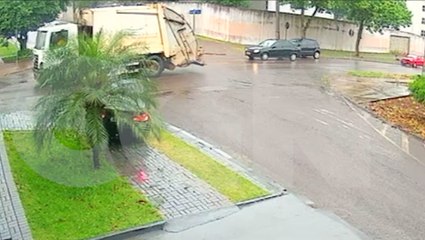 Câmera flagra colisão entre caminhão do Lixo e BMW no Coqueiral