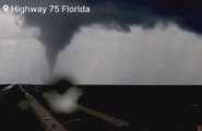 El huracán Milton se acerca a Florida y las imágenes dan pavor: vean este tornado cruzando la carretera