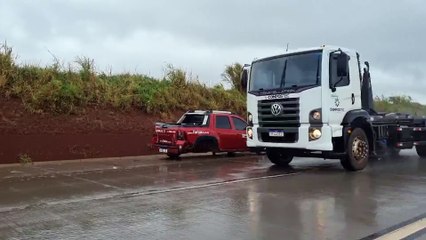 Renault Oroch aquaplana e atravessa canteiro central da Rodovia BR-163