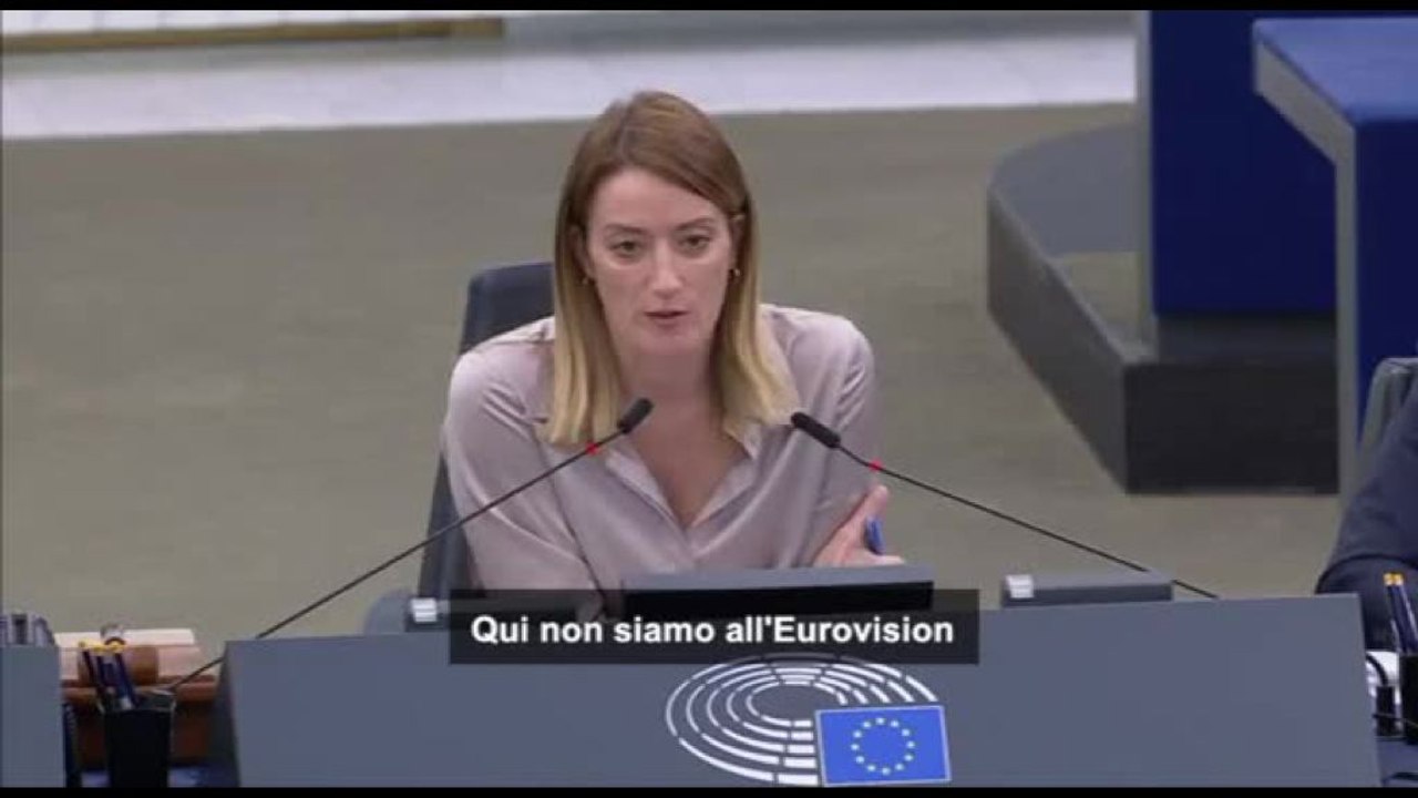 I cori di "Bella ciao" contro Orban durante la plenaria a Strasburgo