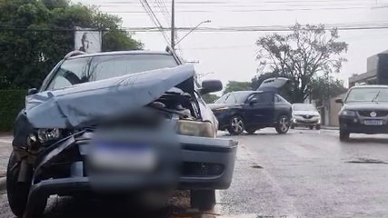 Parati e HR-V se envolvem em acidente na Rua Maranhão