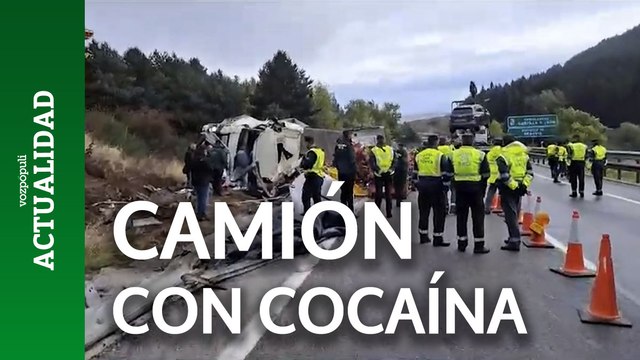 Incautados 20 paquetes de cocaína ocultos en un camión tras volcar en la A-1 y una persona detenida
