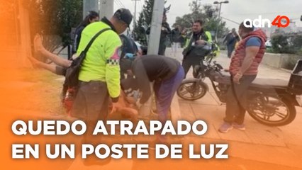 Limpiaparabrisas mete el brazo dentro de un poste y queda atrapado