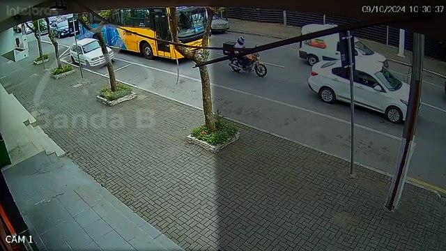 'Espertalhão' rouba bicicleta ao lado de guardas municipais em Araucária e é detido em segundos; vídeo