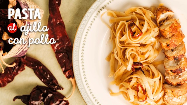 Pasta al ajillo con rollos de pollo rellenos de requesón