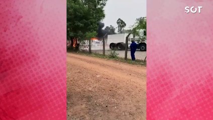 Download Video: Incêndio de grandes proporções destrói veículos em transportadora no noroeste do Paraná