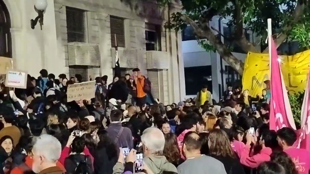 Miles de estudiantes en el Rectorado de la UNLP tras el veto al financiamiento universitario