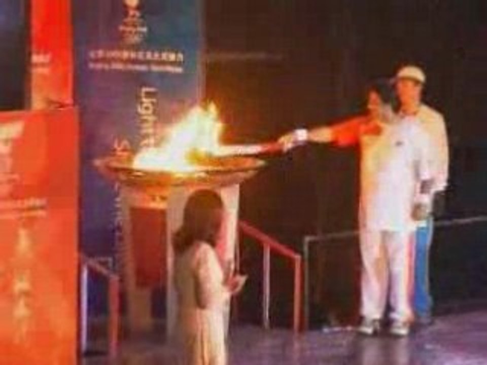 Au Pakistan, la flamme confinée dans un stade
