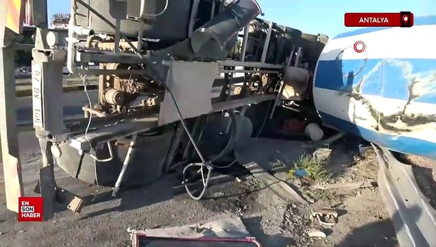 Antalya'da virajı alamayan beton mikseri devrildi